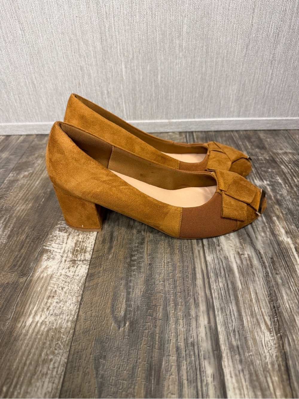 Benassal Women's Tan Block Heel Pumps with Bow and Metal Accent Size 8.5 - Picture 8 of 16